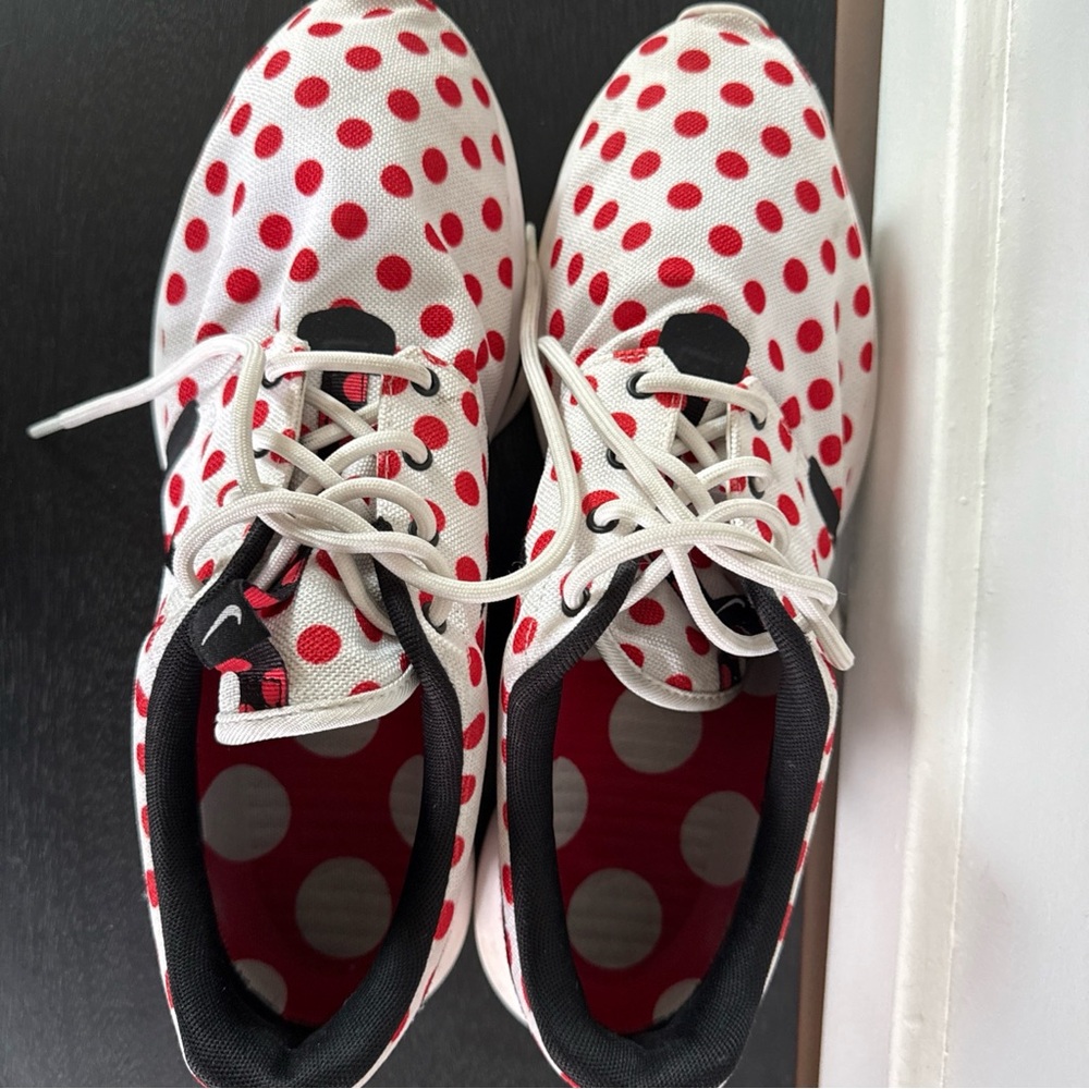 Men’s Nike Roshe White and Red Polka Dot design.